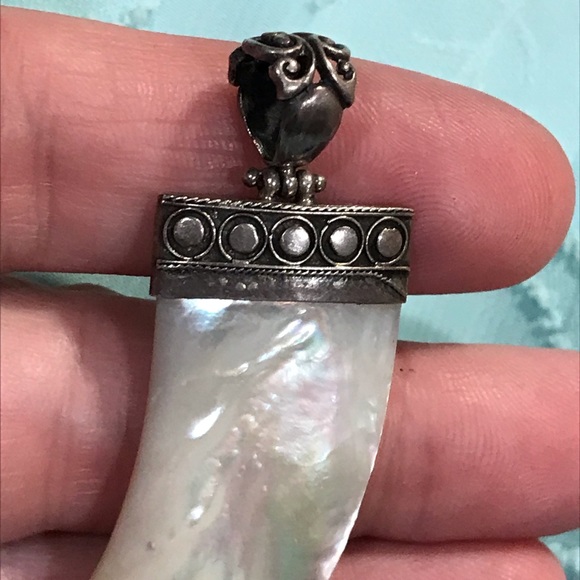 Mother of pearl tooth shaped pendant - Picture 4 of 6